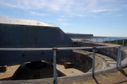 Oberhalb des Bunkers, die Kanone.